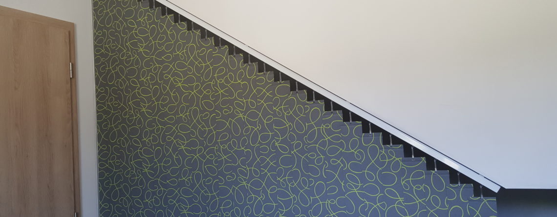 Vertikální žaluzie pod schodištěm